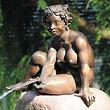 Skulptur Sitzendes Mädchen mit Frosch