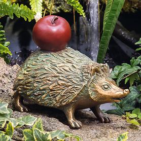Skulptur Igel mit Apfel
