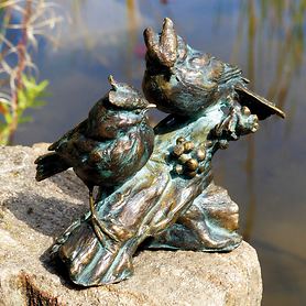 Vogelpaar auf Bronzeast