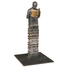 Skulptur 'Lesender auf Bücherstapel' H33xB18xT18 cm