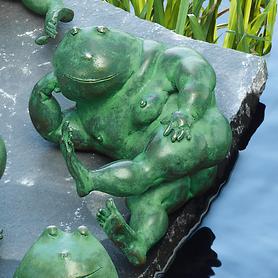Skulptur Frosch: Martha, in Gedanken versunken