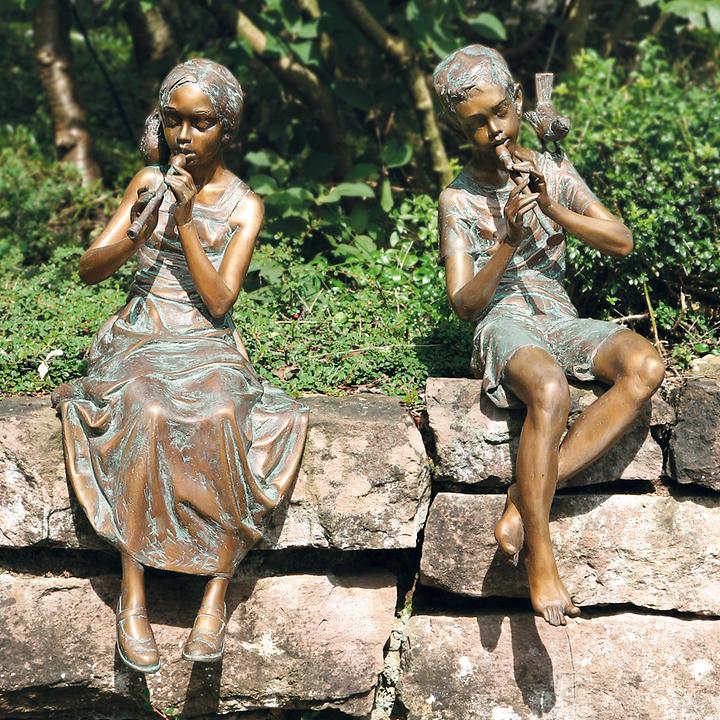 Skulpturen Mädchen mit Flöte und Junge mit Flöte